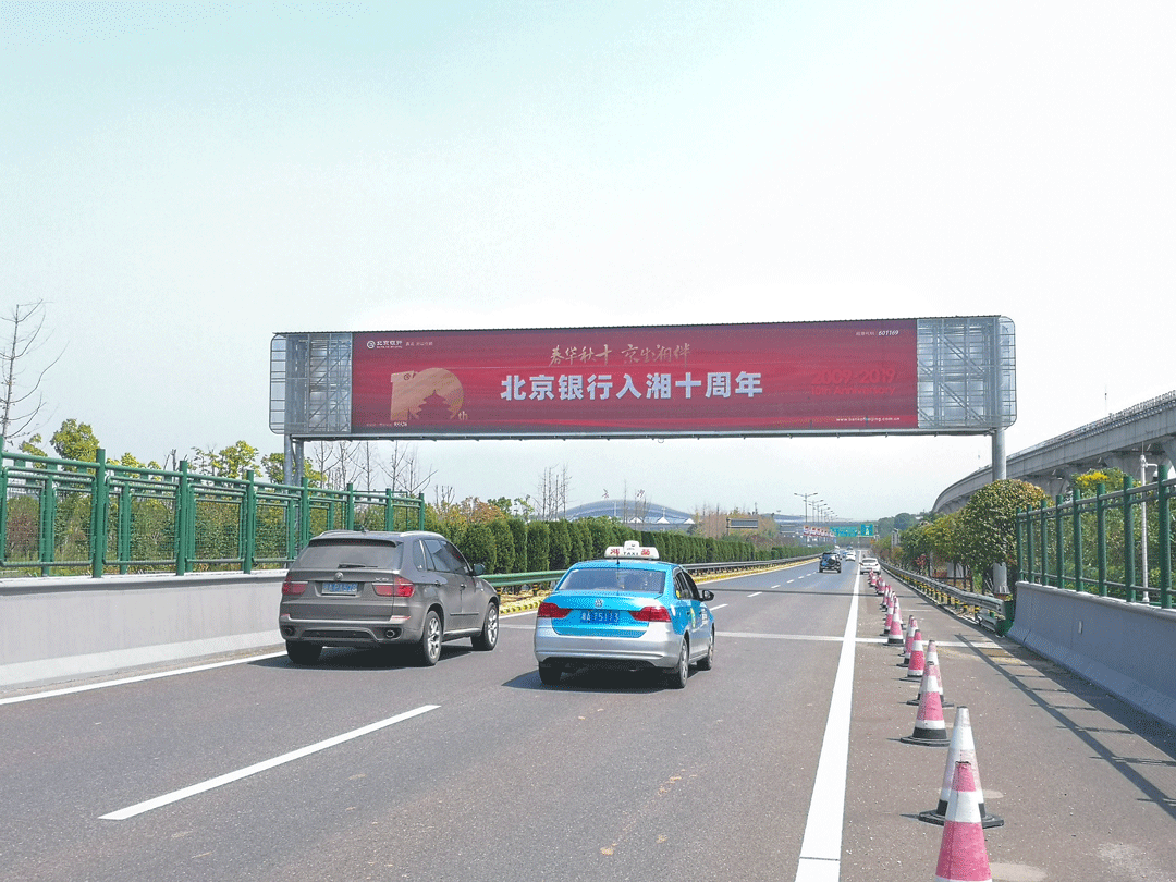 長(zhǎng)沙機(jī)場(chǎng)高速跨線(xiàn)LED屏